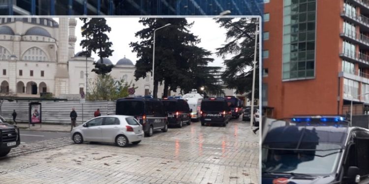 Frikë nga përplasja, policia rrethon selinë e PD-së pas shkarkimit të Lulzim Bashës