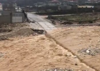 Përroi i Sopotit del nga shtrati, izolohen 80 familje në Lazarat (VIDEO)