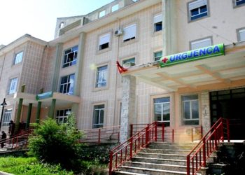 Pesë sanitare në spitalin e Gjirokastrës me rrogë të “çmendur”, mbi 1 milion lekë në muaj. Paguhen më shumë edhe se disa mjekë e infermierë