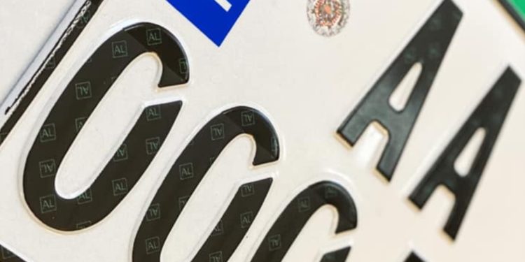 Ndryshon rregullorja për targat e makinave, nga janari mund të stamponi edhe emrin tuaj (Detajet)