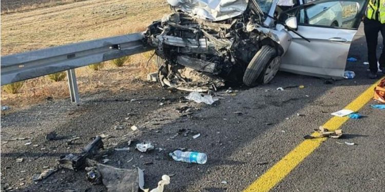 Aksident në Janinë, makina përmbyset në rrugë (FOTO)