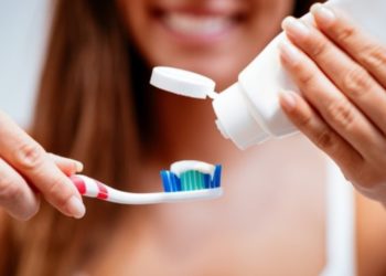 Alarm: Ata që nuk i lajnë dhëmbët çdo ditë kanë një rrezik të shtuar të preken nga kjo sëmundje