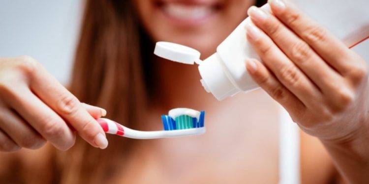 Alarm: Ata që nuk i lajnë dhëmbët çdo ditë kanë një rrezik të shtuar të preken nga kjo sëmundje