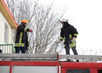 Gjirokastër, fëmija 2 vjeç mbetet i bllokuar në apartament, ndërhyn shërbimi zjarrfikës