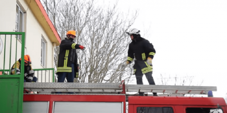 Gjirokastër, fëmija 2 vjeç mbetet i bllokuar në apartament, ndërhyn shërbimi zjarrfikës