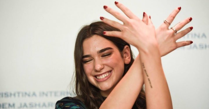 Dua Lipa flet për rrënjët e saj shqiptare: Më sulmojnë se nuk kam shtet, nuk kam identitet dhe se Kosova nuk ekziston