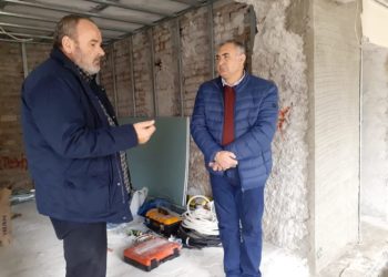 12-vjeçarja që u dogj brenda banesës në Derviçan, kryetari i Finiqit dhuron ndihmë për familjen Ndriço