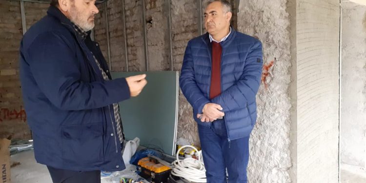 12-vjeçarja që u dogj brenda banesës në Derviçan, kryetari i Finiqit dhuron ndihmë për familjen Ndriço