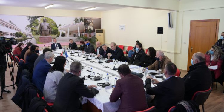 “Tavolina e Gjirokastrës”, Universiteti “Eqrem Çabej” organizon forum për perspektivën e zhvillimit rajonal