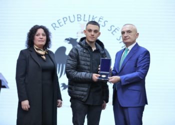 Humbi jetën nga Covid, Meta nderon mjekun Drini Dobi: Me mish dhe shpirt iu dedikua profesionit të tij fisnik