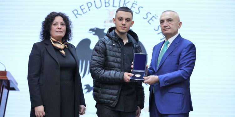 Humbi jetën nga Covid, Meta nderon mjekun Drini Dobi: Me mish dhe shpirt iu dedikua profesionit të tij fisnik