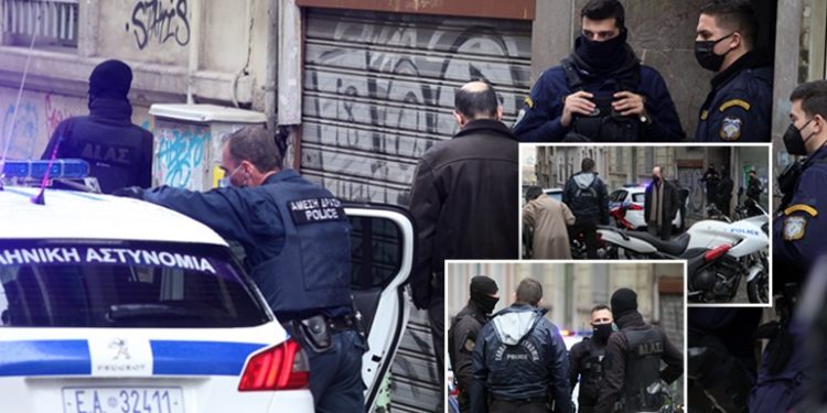 Alarm në Athinë, shqiptari del në rrugë dhe hap zjarr me armë, më pas ngujohet në apartament. Policia rrethon zonën