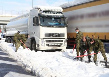 Athina nën pushtetin e borës, mijëra makina të bllokuara, në rrugë del ushtria (VIDEO)