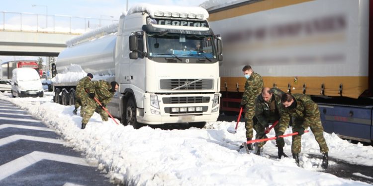 Athina nën pushtetin e borës, mijëra makina të bllokuara, në rrugë del ushtria (VIDEO)
