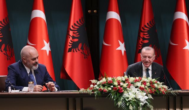 “Erdogan sulltani i Shqipërisë, Edi Rama pashai”, mediat greke jehonë vizitës së presidentit turk