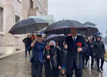 11 vite nga ngjarja e 21 janarit, Kryeministri Rama dhe familjarët homazhe në nder të 4 viktimave