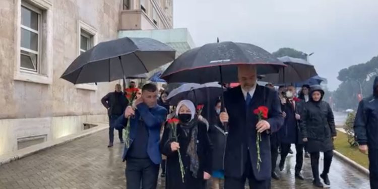 11 vite nga ngjarja e 21 janarit, Kryeministri Rama dhe familjarët homazhe në nder të 4 viktimave