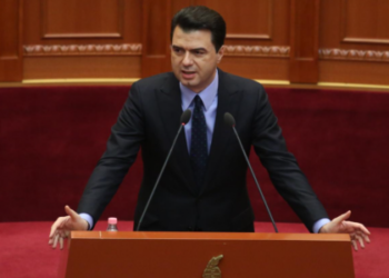 Basha: Rama udhëton me charter privat në Paris e Mynih, vetëm karburanti i kushton 120 mijë euro. Ka nxjerrë në shitje Shqipërinë