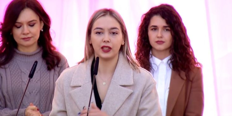 Vajza nga Gjirokastra falënderon Edi Ramën: Në Gjirokastër është kthyer magjia. Sot pas 8 vitesh nga qeveria e PS-së duket sikur ka kaluar një 20-vjeçar