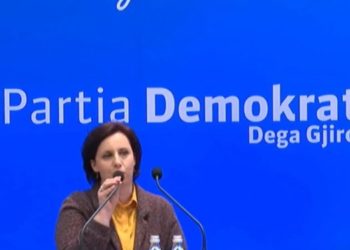 Dje sulmoi Kadarenë në takimin e Berishës, sot akuzon portalin për deformim të lajmit. Një sqarim për zyshën e Letërsisë në Gjirokastër dhe deklaratat e saj me zë e figurë (VIDEO)