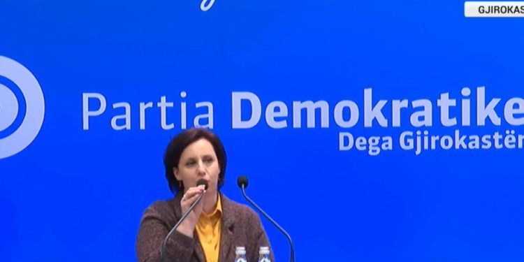 Dje sulmoi Kadarenë në takimin e Berishës, sot akuzon portalin për deformim të lajmit. Një sqarim për zyshën e Letërsisë në Gjirokastër dhe deklaratat e saj me zë e figurë (VIDEO)