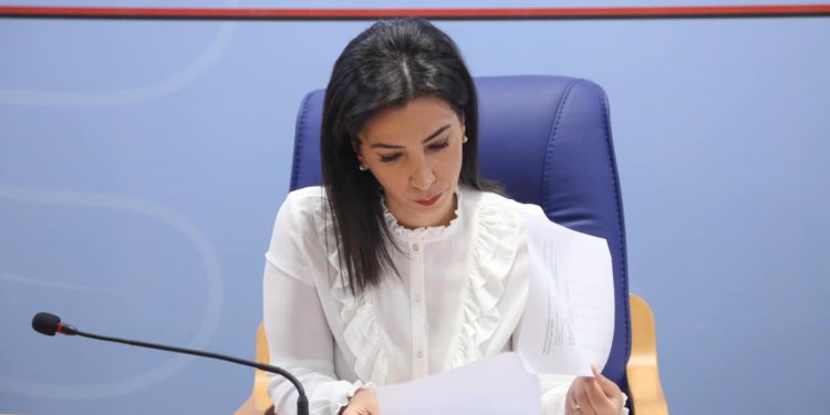 Ministrja Kushi njofton mbylljen e shkollave javën e ardhshme