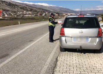 Kontrollet e policisë rrugore në Gjirokastër, 367 shoferë ndëshkohen me gjoba e heqje patente (VIDEO)