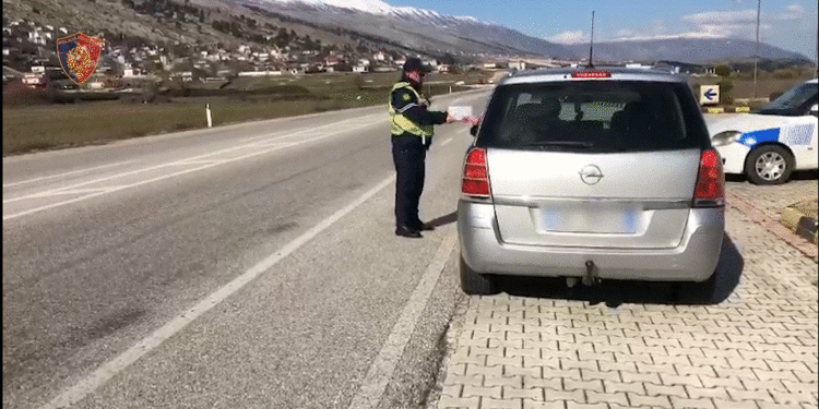 Kontrollet e policisë rrugore në Gjirokastër, 367 shoferë ndëshkohen me gjoba e heqje patente (VIDEO)