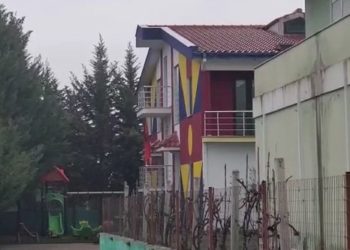 Fëmija 3-vjeçar që u mbyt me kapuç në kopësht, arrestohet edukatorja