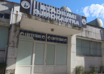 Zgjedhjet farsë te shoqata e Gjirokastrës, njerëzit e Dukës mblidhen në hotelin e pronarit që i kërkonte borxhet Gole Tavos