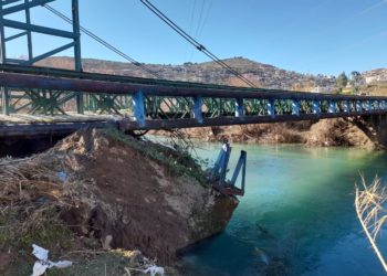 Sarandë, shembet këmba e urës në Metoq (FOTO)