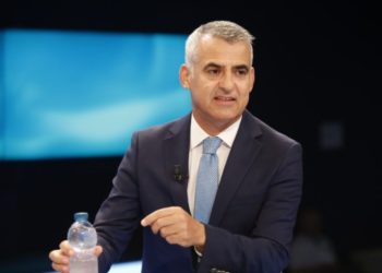 Vangjel Dule: Erdogan mbuloi me çarçafë mozaikët e Shën Sofisë, edhe Rama është i njëjti kallëp politikani si ai