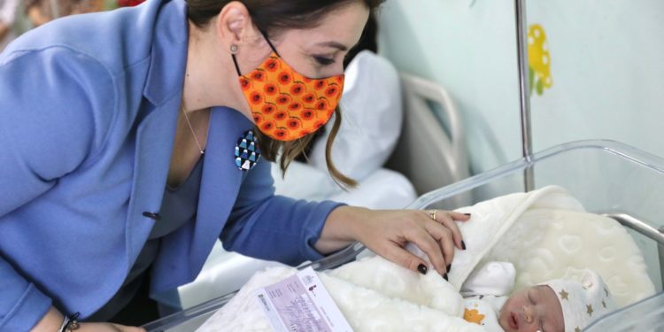 12 djem dhe 2 vajza vijnë në jetë në orët e para të vitit të ri