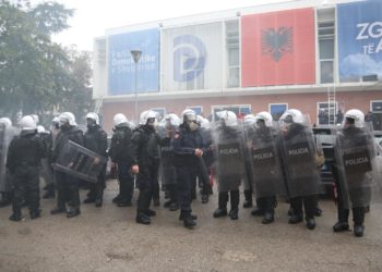 Protesta te PD, reagon ministri Çuçi: Policia dëshmoi se është një trupë e depolitizuar, nuk tolerohen aktet e dhunës