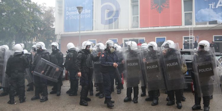 Protesta te PD, reagon ministri Çuçi: Policia dëshmoi se është një trupë e depolitizuar, nuk tolerohen aktet e dhunës