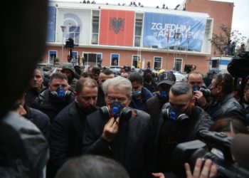 Sot Sali Berisha u braktis nga opozita