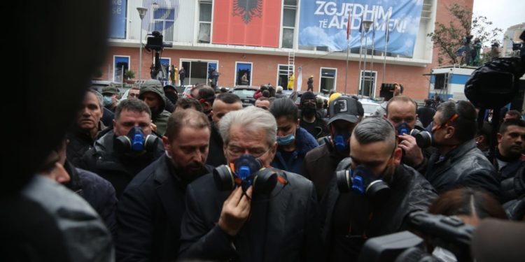 Sot Sali Berisha u braktis nga opozita