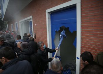 Protesta në selinë e PD, shkon në 60 numri i të shoqëruarve nga policia