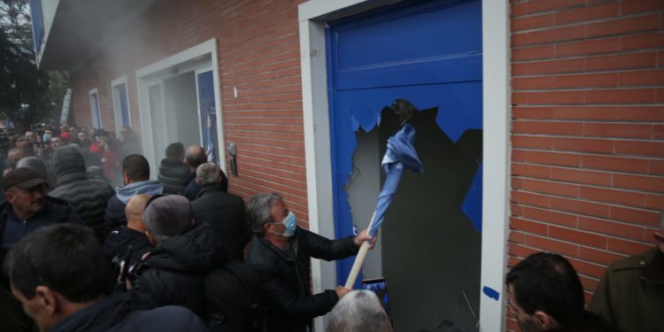 Protesta në selinë e PD, shkon në 60 numri i të shoqëruarve nga policia