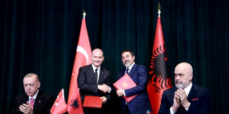 Nënshkrimi i marrëveshjes/ Xhandarmëria turke do të trajnojë Policinë e Shtetit, Çuçi takon në Tiranë homologun nga Ankaraja