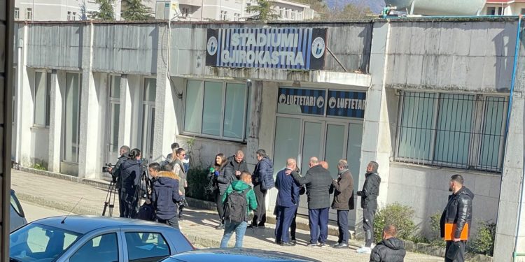 Presioni për zgjedhjet në Gjirokastër, Duka dërgon të besuarin e tij nga FSHF-ja dhe ish-kryetarin e PD-së