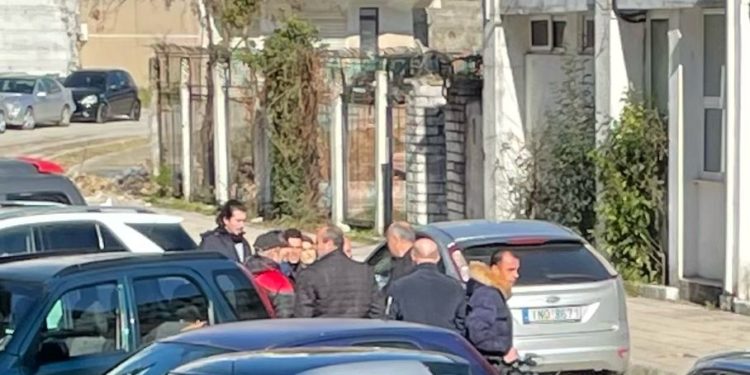 Reagon FSHF: S’kanë të ndalur çuditë, Bashkia Gjirokastër mbylli dyert e stadiumit dy orë para zgjedhjeve