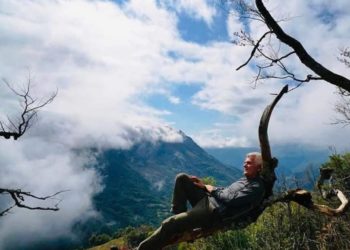 ‘Me mue nuk mbetet kush në mal’ – Lamtumira e fundit në funeralin e Ndoc Mulajt