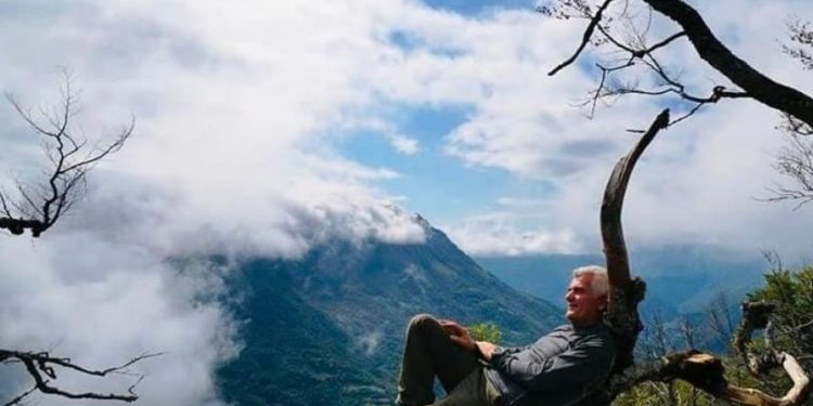 ‘Me mue nuk mbetet kush në mal’ – Lamtumira e fundit në funeralin e Ndoc Mulajt