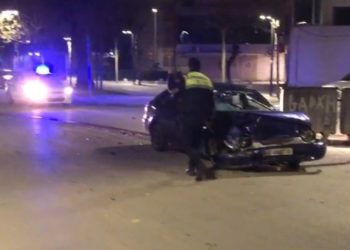 Çmenduri në Vlorë, shoferi bënte gara në mes të qytetit, dy të plagosur në aksident (VIDEO)