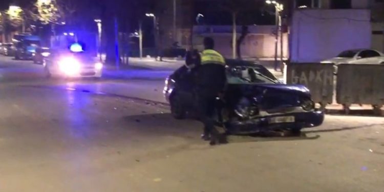 Çmenduri në Vlorë, shoferi bënte gara në mes të qytetit, dy të plagosur në aksident (VIDEO)