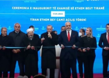 Gazetari shtron pyetjen: Pse mungoi kryetari i Komunitetit Mysliman në inagurimin e Xhamisë së Et’hem Beut?