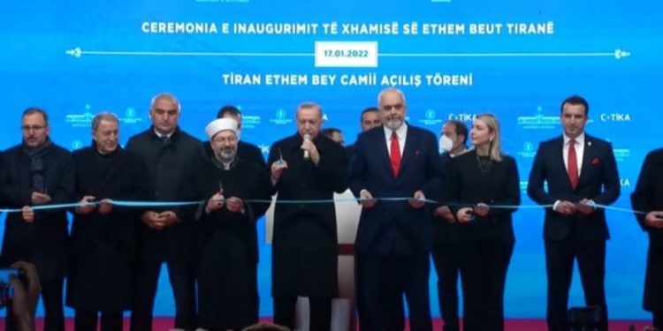 Gazetari shtron pyetjen: Pse mungoi kryetari i Komunitetit Mysliman në inagurimin e Xhamisë së Et’hem Beut?