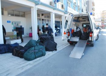 E habitshme/ Transportohej me ambulancë në kufirin shqiptaro-grek, kapet 320 kg kanabis në Igumenicë (VIDEO)