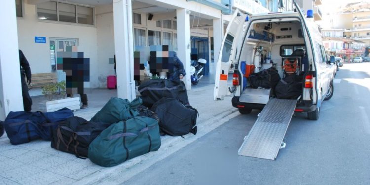 E habitshme/ Transportohej me ambulancë në kufirin shqiptaro-grek, kapet 320 kg kanabis në Igumenicë (VIDEO)